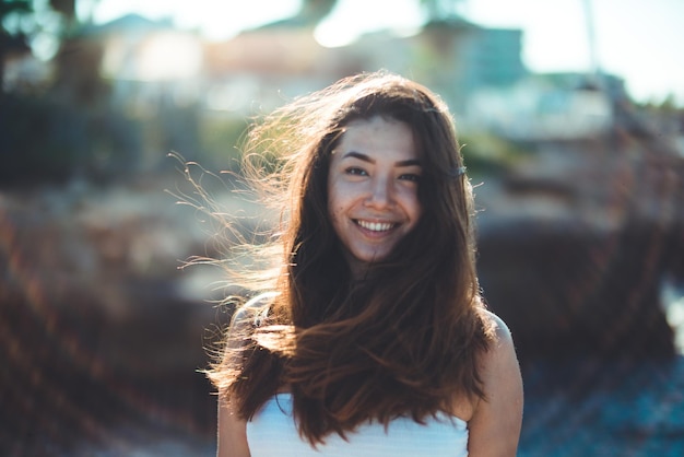 Portret van een glimlachende jonge vrouw