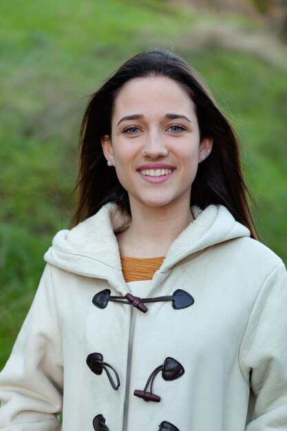 Foto portret van een glimlachende jonge vrouw