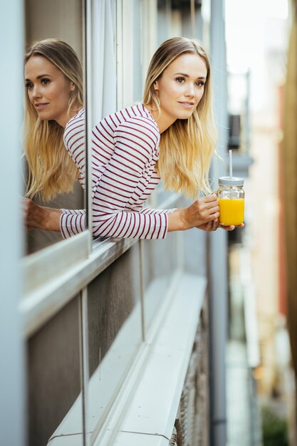 Foto portret van een glimlachende jonge vrouw