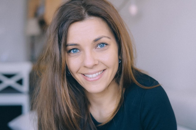 Portret van een glimlachende jonge vrouw