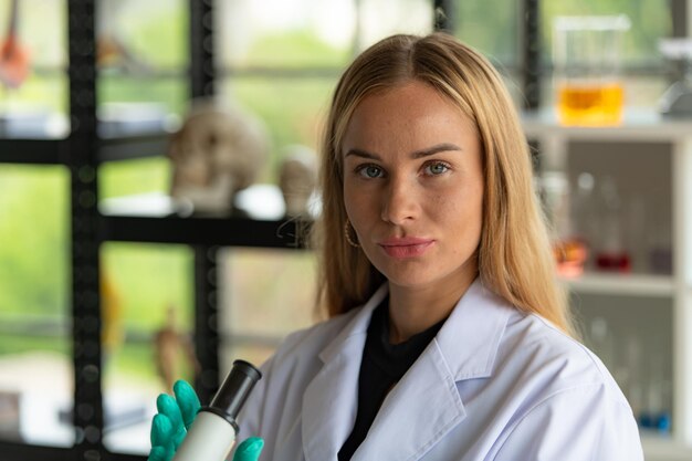 Foto portret van een glimlachende jonge vrouw