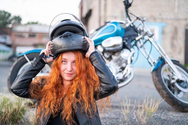 Foto portret van een glimlachende jonge vrouw