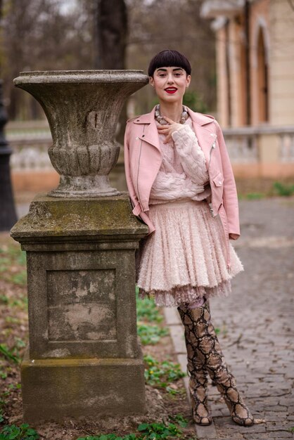 Foto portret van een glimlachende jonge vrouw