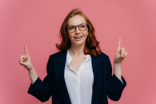 Foto portret van een glimlachende jonge vrouw