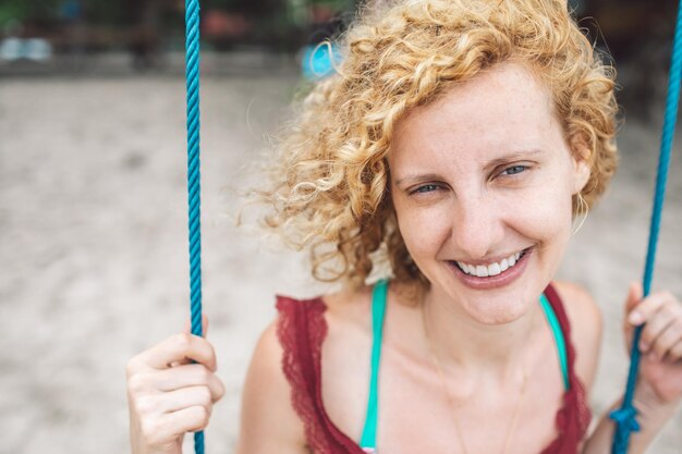 Foto portret van een glimlachende jonge vrouw