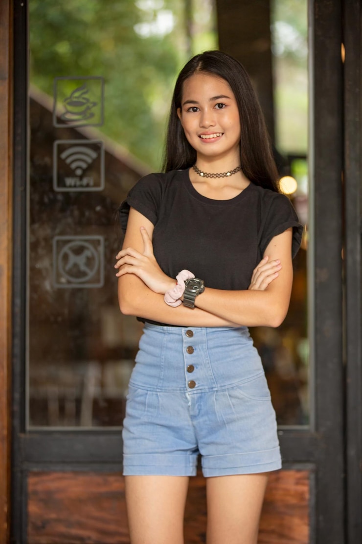 Foto portret van een glimlachende jonge vrouw