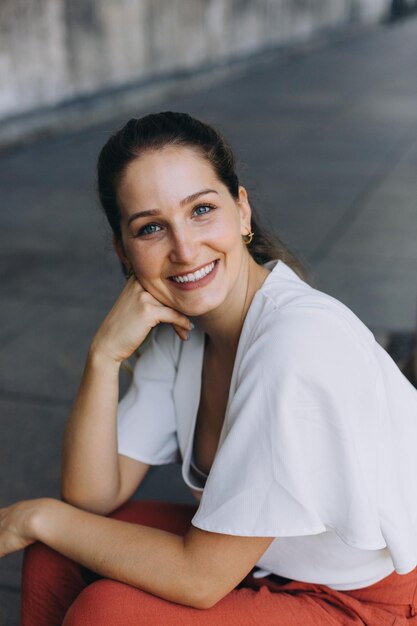 Portret van een glimlachende jonge vrouw
