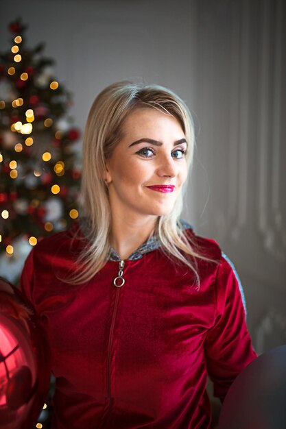 Portret van een glimlachende jonge vrouw