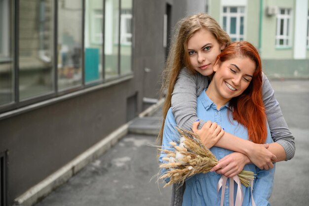 Portret van een glimlachende jonge vrouw