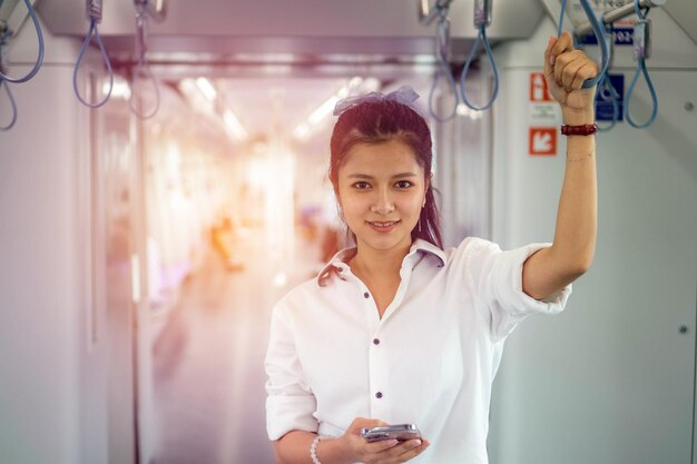 Portret van een glimlachende jonge vrouw