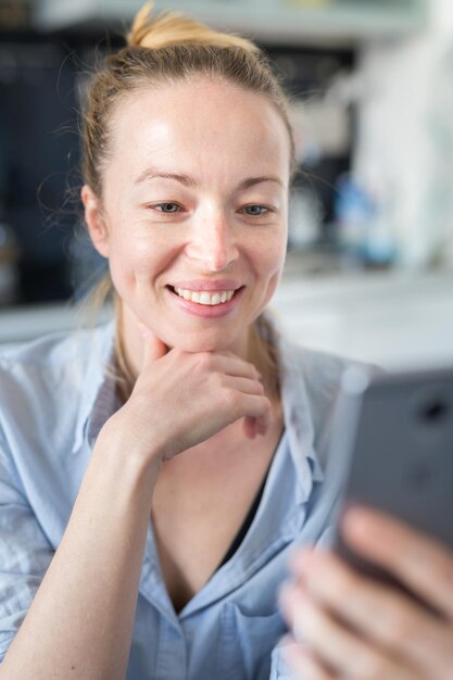 Foto portret van een glimlachende jonge vrouw