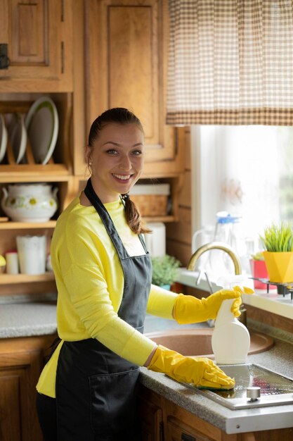 Portret van een glimlachende jonge vrouw