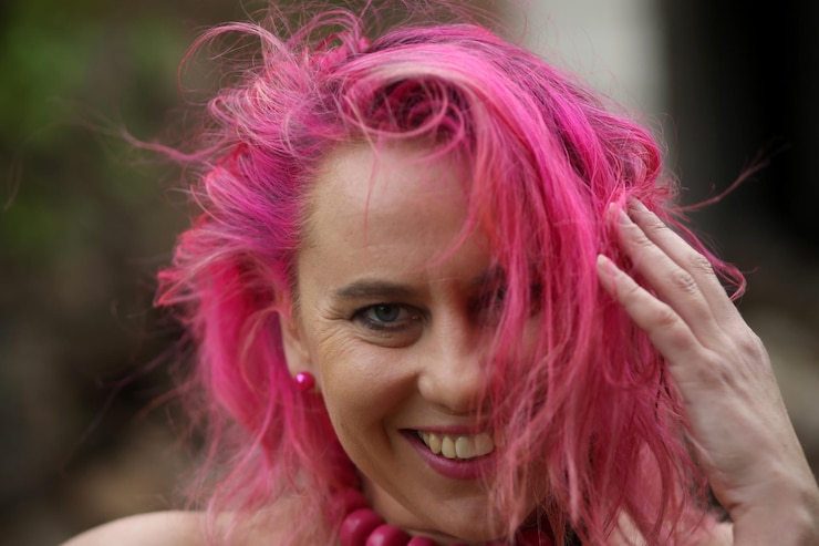 Foto portret van een glimlachende jonge vrouw