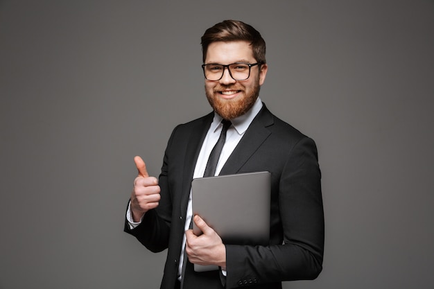 Portret van een glimlachende jonge zakenman