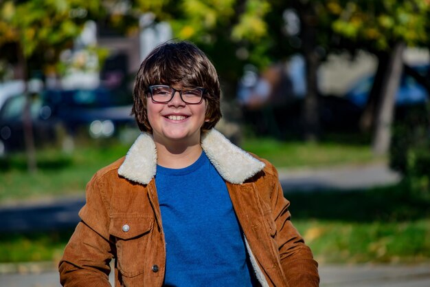 Foto portret van een glimlachende jongen die buiten staat