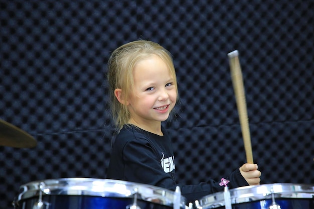 Foto portret van een glimlachende jongen die met een bal speelt