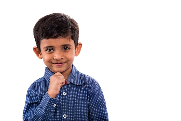 Portret van een glimlachende jongen die zich voordeed op een witte achtergrond.