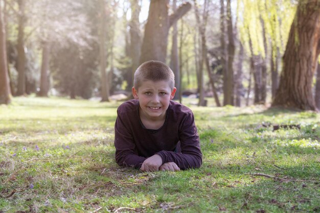 Foto portret van een glimlachende jongen op het land