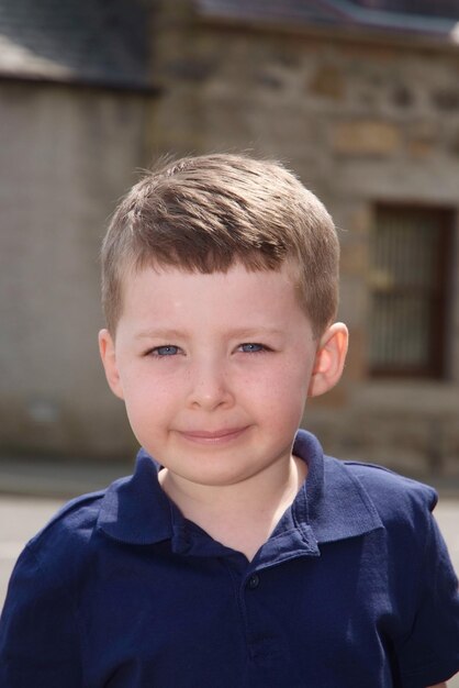 Foto portret van een glimlachende jongen