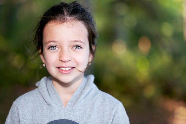 Foto portret van een glimlachende jongen