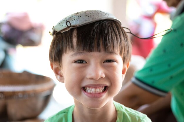 Foto portret van een glimlachende jongen