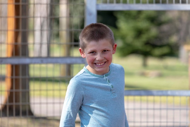 Portret van een glimlachende jongen