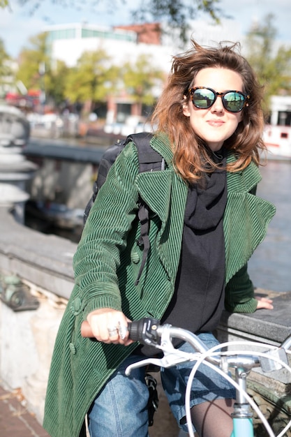 Portret van een glimlachende man die op een fiets zit