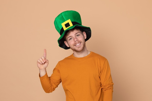 Foto portret van een glimlachende man die tegen een oranje achtergrond staat