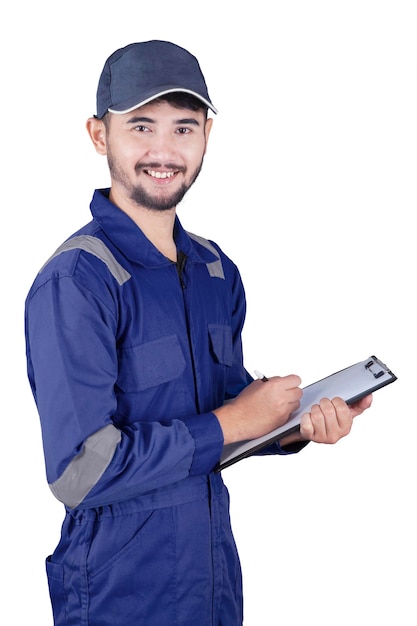 Portret van een glimlachende man die tegen een witte achtergrond staat