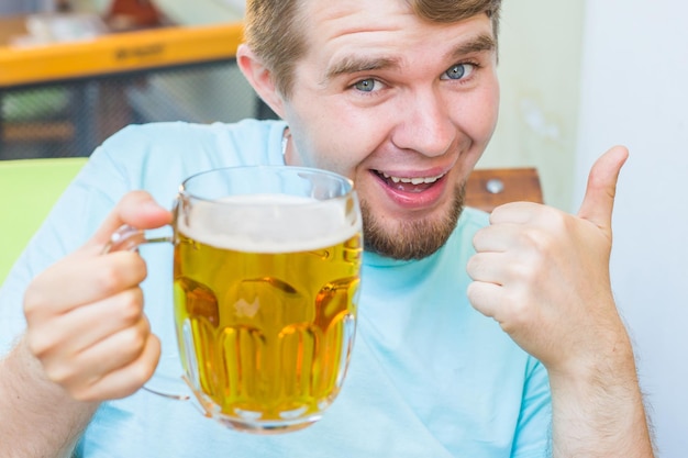 Portret van een glimlachende man met een drankje in de hand