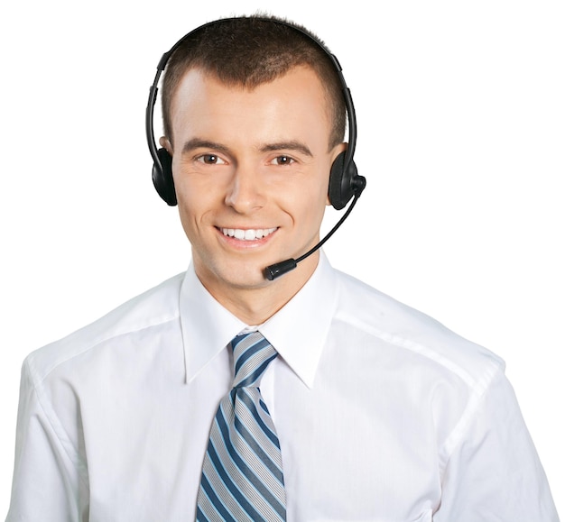 Portret van een glimlachende man met een headset die werkt als een callcenter-operator