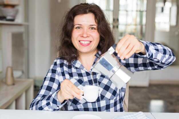 Foto portret van een glimlachende man met een koffiekop