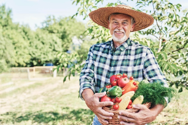 Portret van een glimlachende man met fruit in de hand