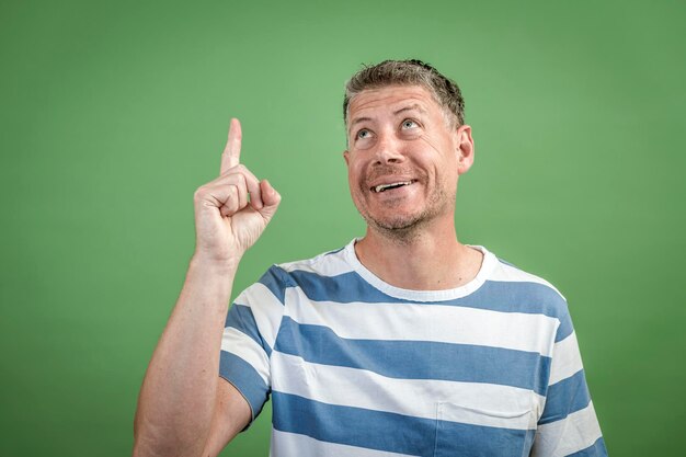 Foto portret van een glimlachende man op een grijze achtergrond