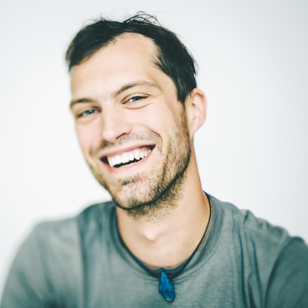 Portret van een glimlachende man op een witte achtergrond