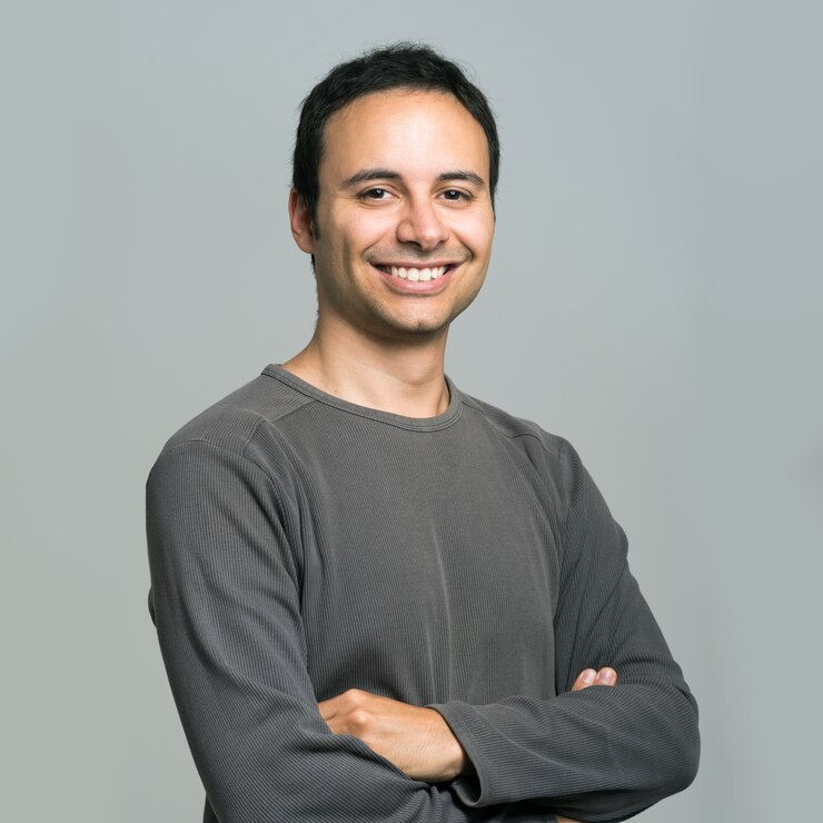 Foto portret van een glimlachende man