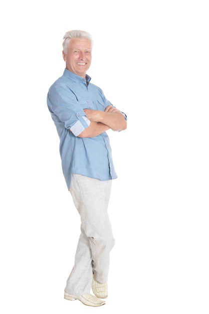 Portret van een glimlachende oudere man op een witte achtergrond