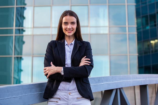 Portret van een glimlachende succesvolle zakenvrouw Een mooie jonge vrouwelijke leidinggevende in een stedelijke omgeving