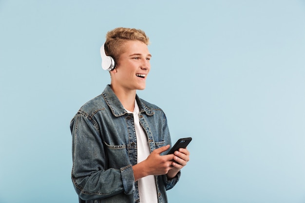 Portret van een glimlachende toevallige tiener in hoofdtelefoons