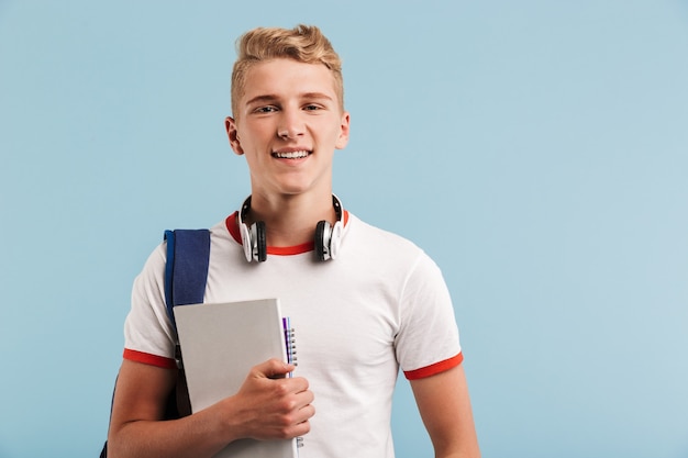 Portret van een glimlachende toevallige tiener met rugzak