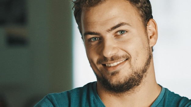Portret van een glimlachende volwassen man