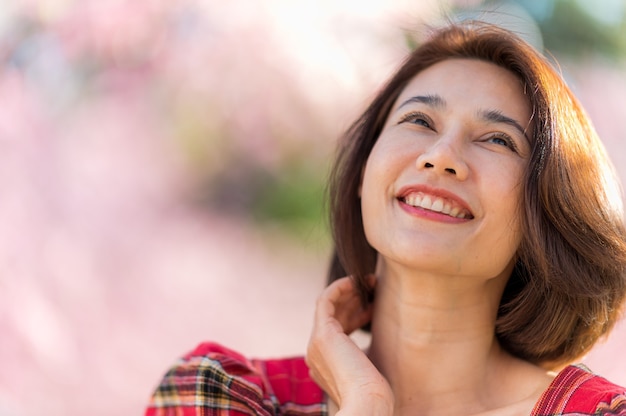 Portret van een glimlachende vrouw Azië mooie model kort haar poseren