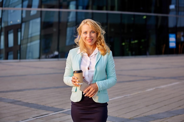 Foto portret van een glimlachende vrouw die buiten staat