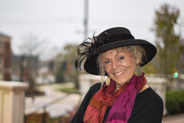 Foto portret van een glimlachende vrouw die buiten staat