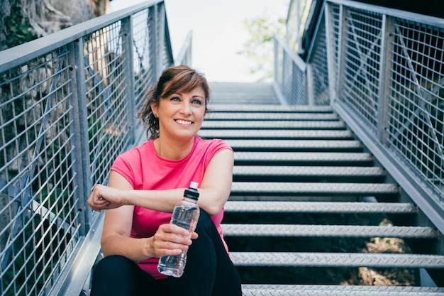 Portret van een glimlachende vrouw die buiten staat