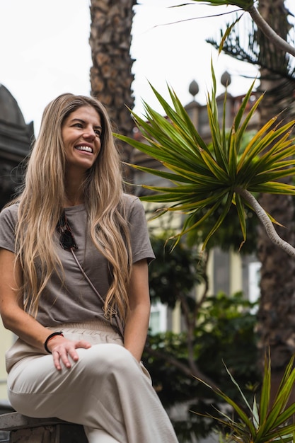 Portret van een glimlachende vrouw die geniet van het landschap in de stad