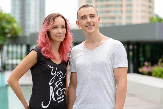 Foto portret van een glimlachende vrouw die in de stad staat