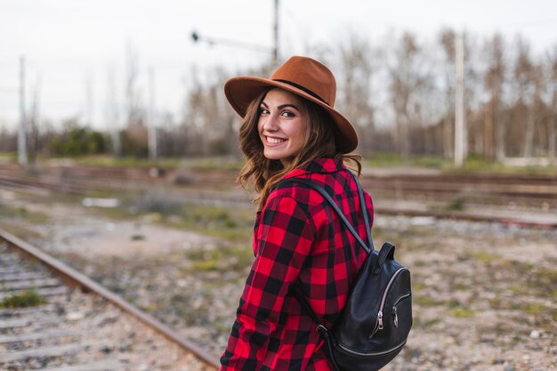 Foto portret van een glimlachende vrouw die op het spoor staat