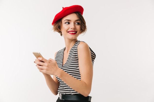 Portret van een glimlachende vrouw die rode baret draagt