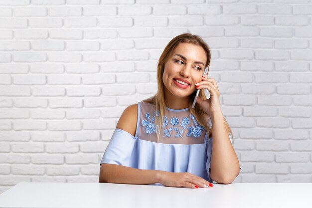 Portret van een glimlachende vrouw die smartphone gebruikt